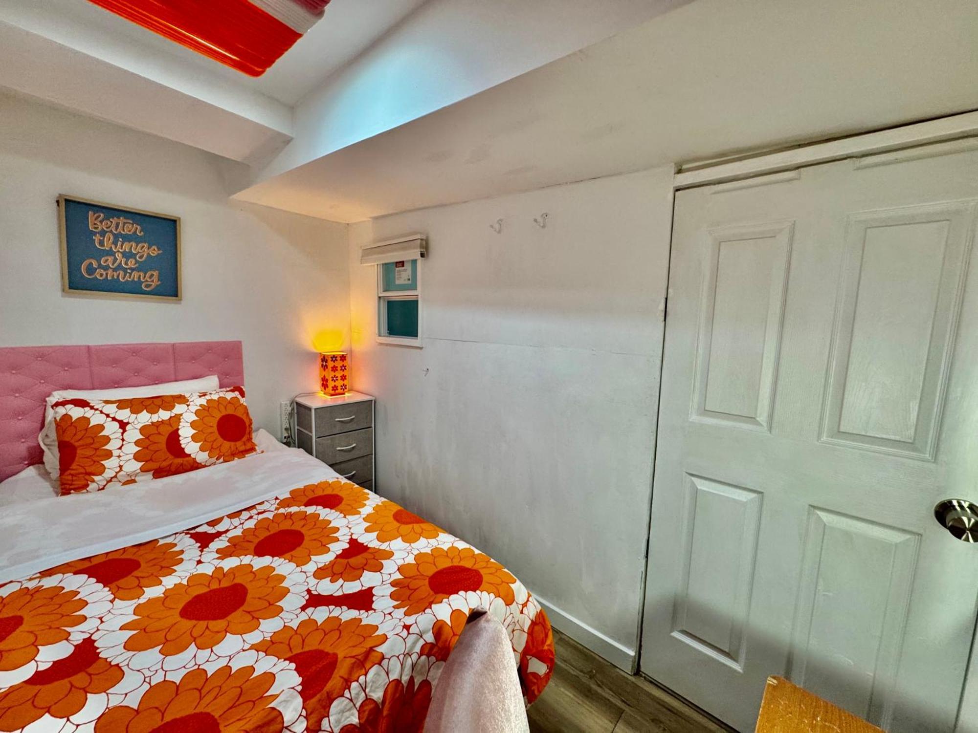 Private Tiny On The 1st Floor With Shared Bathroom Near Airport And Downtown Seattte Homestay *