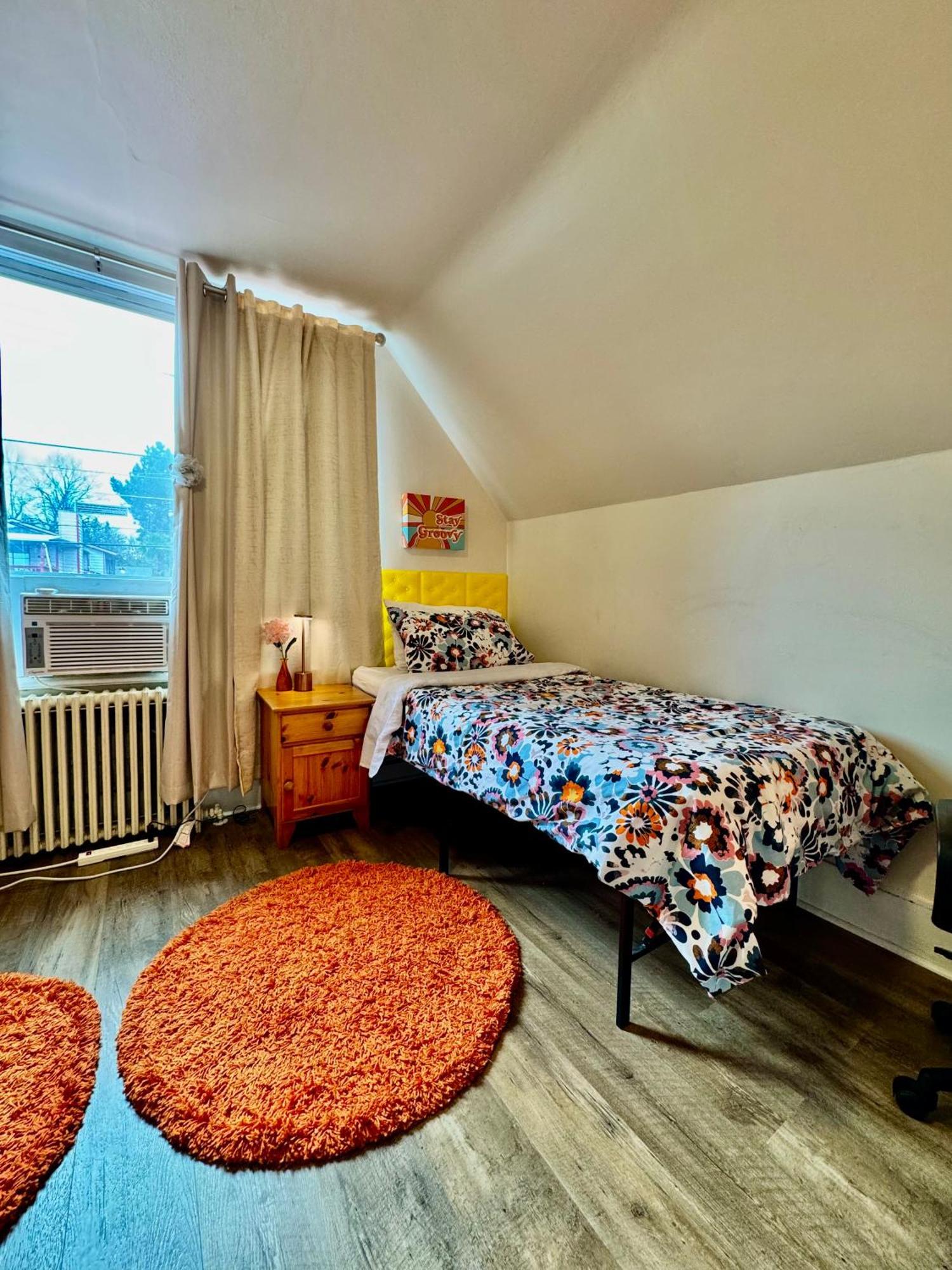 Private With Two Twin Beds Air Conditioning And Shared Bathrooms Located Near Seatac Airport And Downtown Seattle