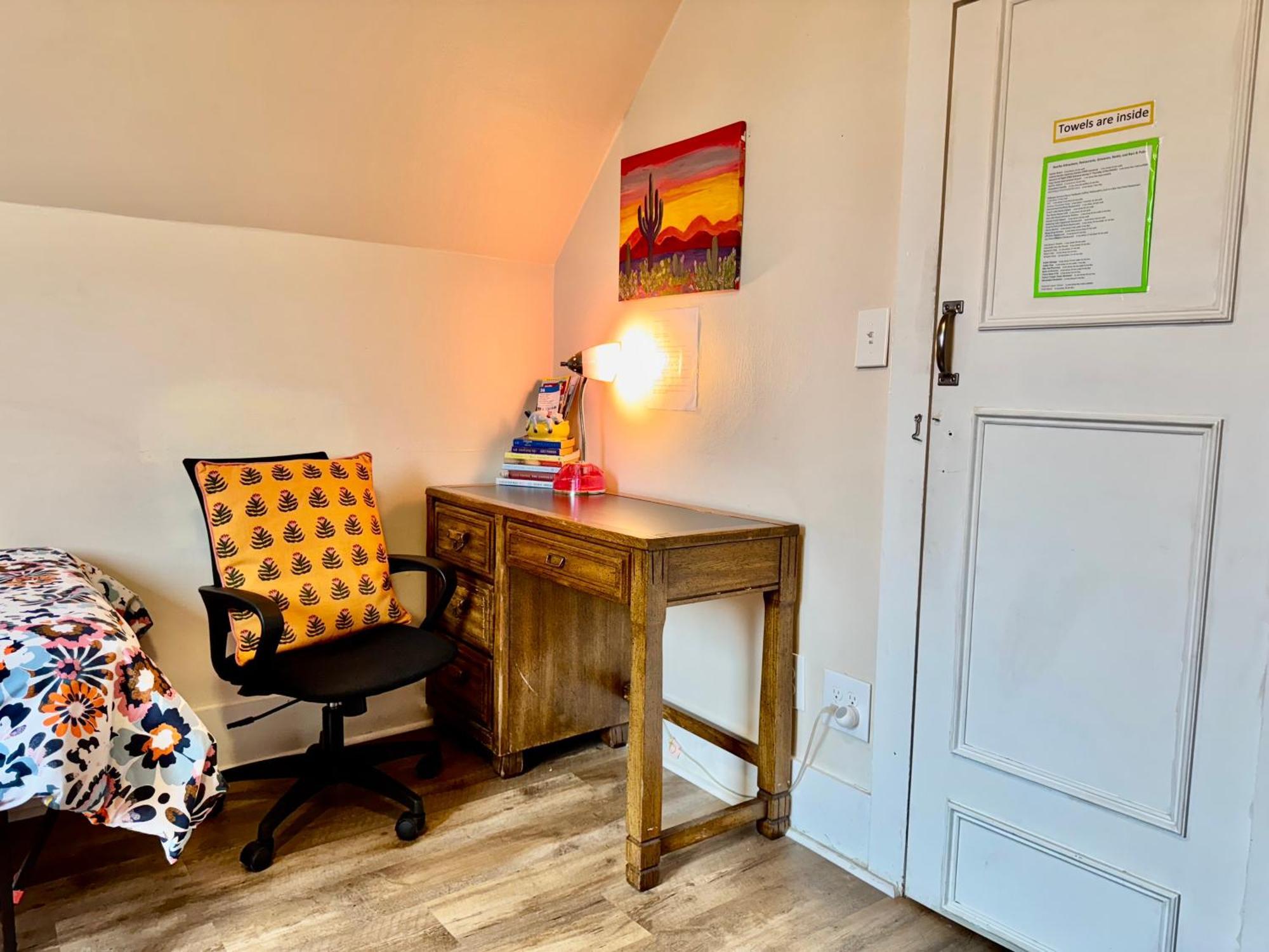 Homestay Private With Two Twin Beds Air Conditioning And Shared Bathrooms Located Near Seatac Airport And Downtown *