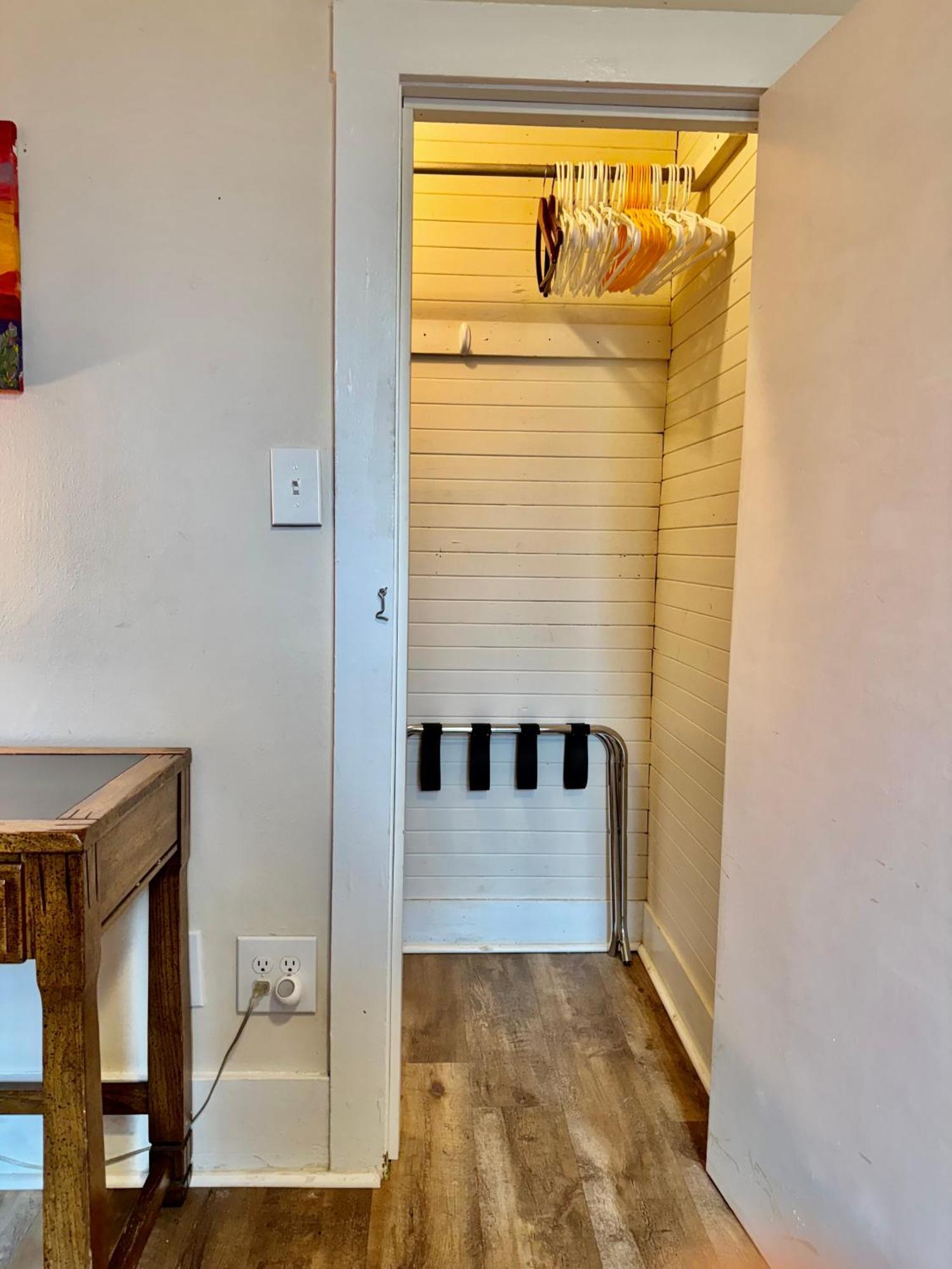 Homestay Private With Two Twin Beds Air Conditioning And Shared Bathrooms Located Near Seatac Airport And Downtown Seattle