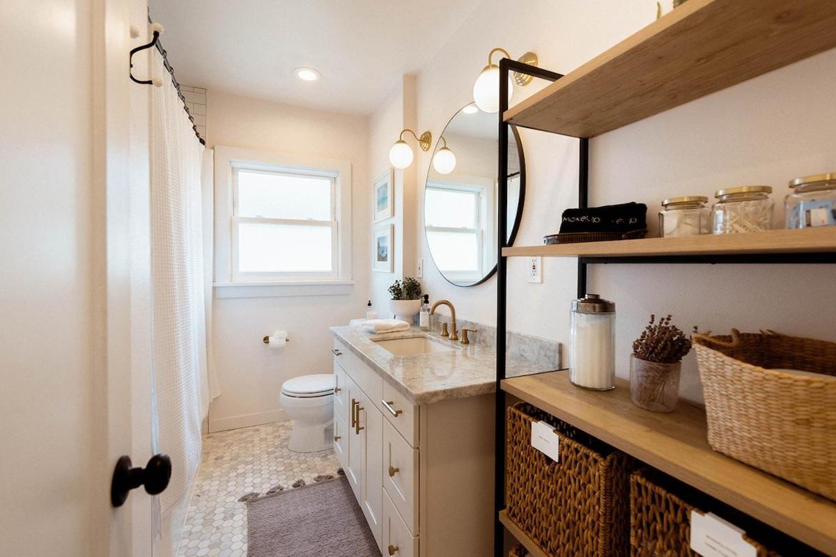 Holiday home Renovated 3-br Retreat With Ac, 10 Mins To Downtown