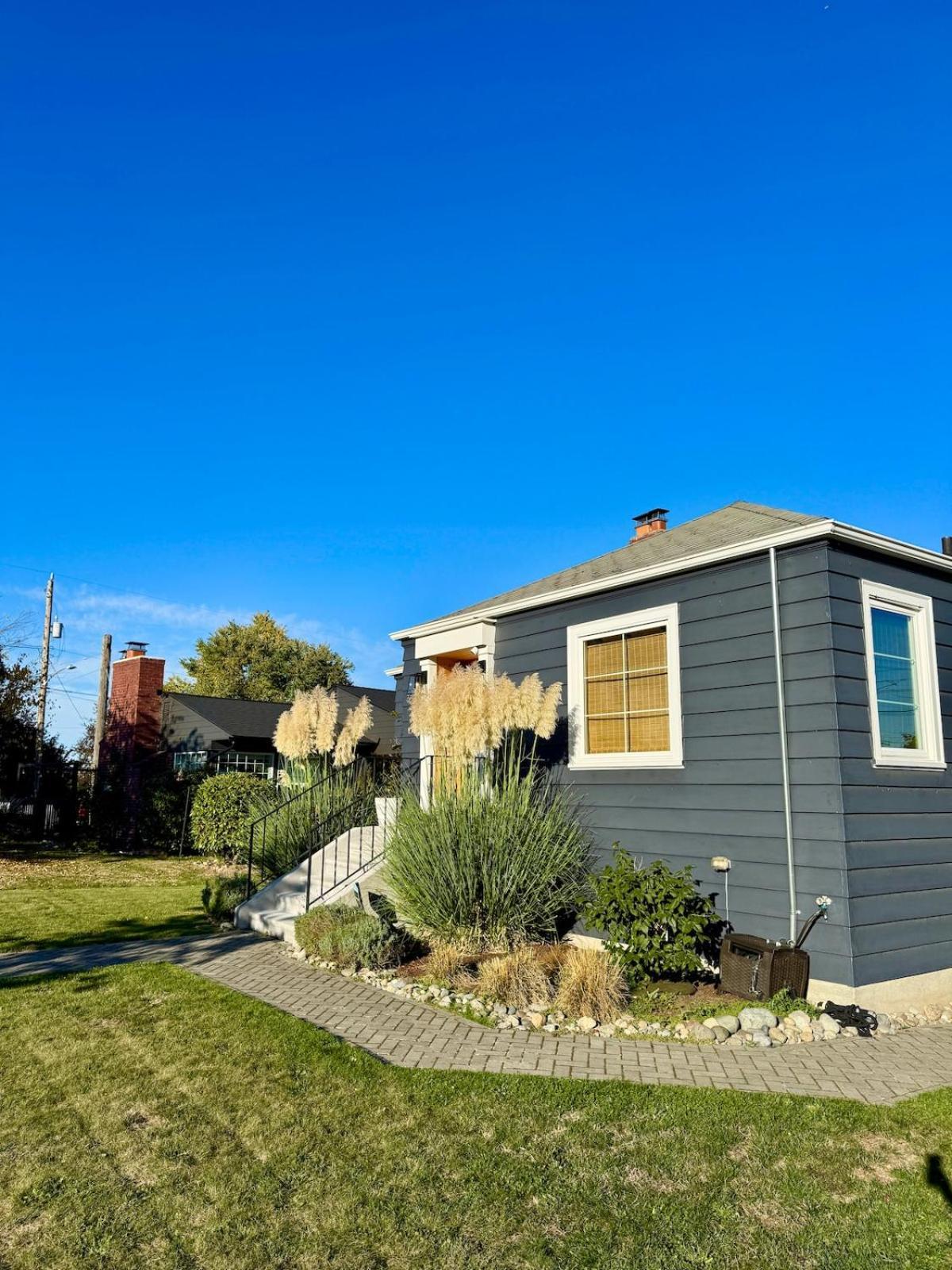 Renovated 3-br Retreat With Ac, 10 Mins To Downtown Holiday home *