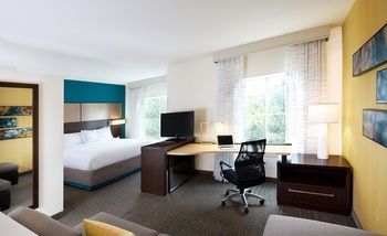 Hotel By Marriott District 3*