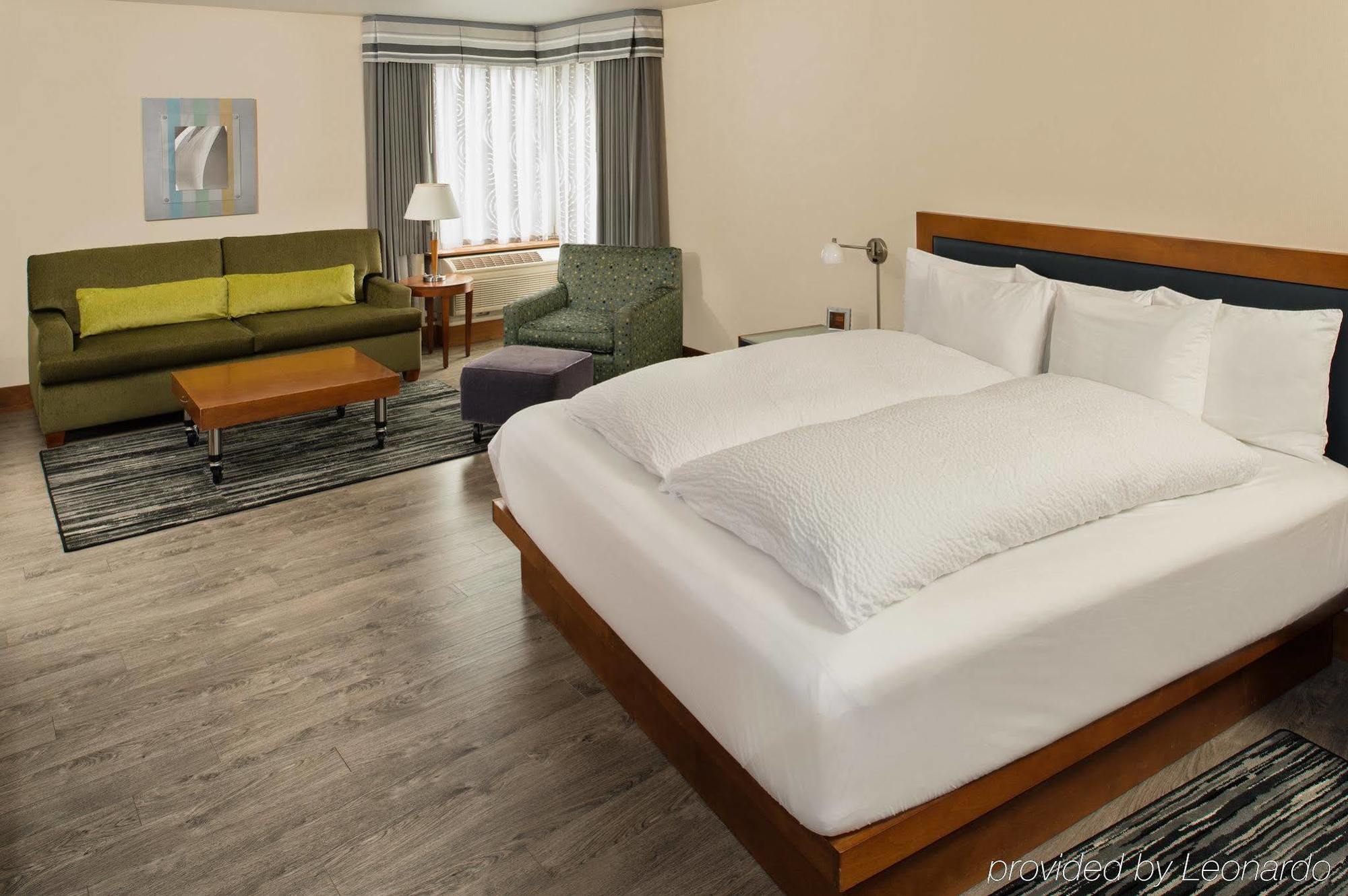Staypineapple, Watertown Hotel, District 3*