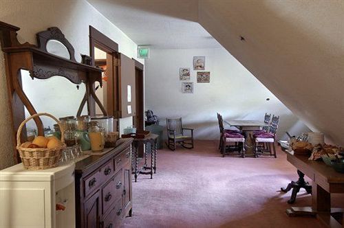 Inn College 2*
