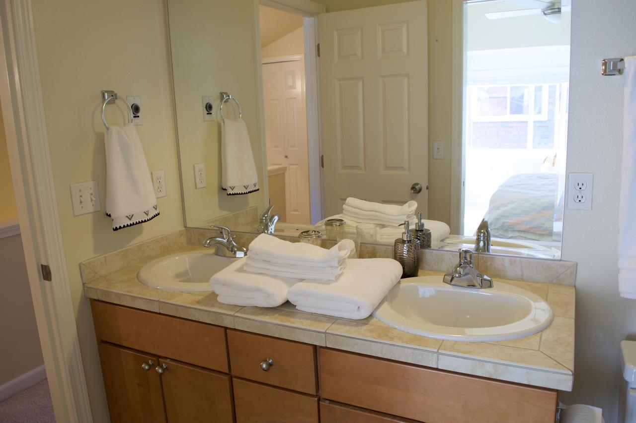 Super Spacious Modern Townhome Seattle