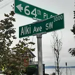 Alki Beach Cottage, New, 2 Bedrooms, 2 Bathrooms, Near Beach, Ac, Wd, Parking