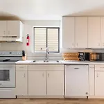 Work And Explore Seattle, Wifi, Ac, Near Light Rail