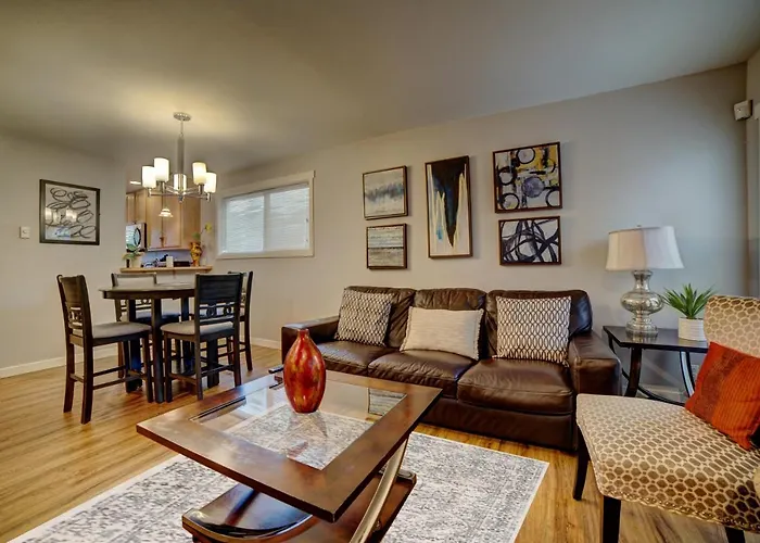 Cozy 2 Bedroom Townhouse In Northgate