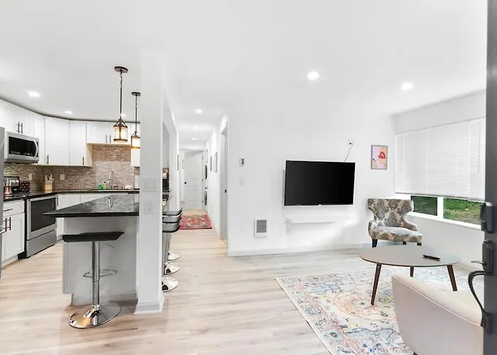 Hillside In Seattle - Updated And Well Appointed.