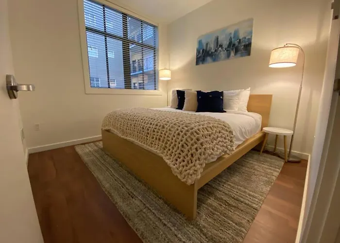 Spacious Waterfront Flat In Downtown Seattle