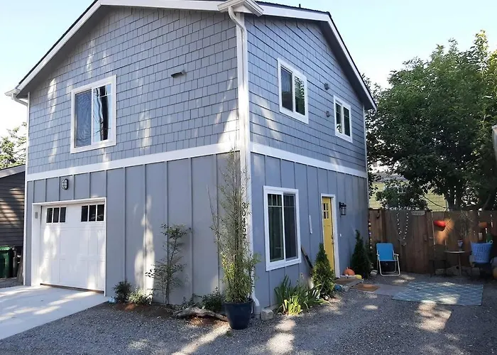Alki Beach Cottage, New, 2 Bedrooms, 2 Bathrooms, Near Beach, Ac, Wd, Parking