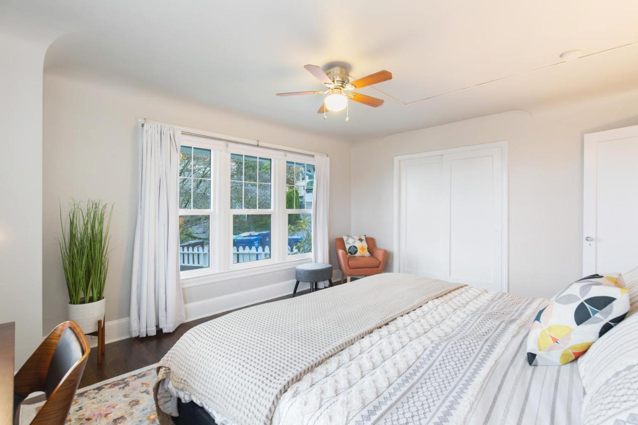 Alki Beach, 3br, Prime Location, Steps To Beach