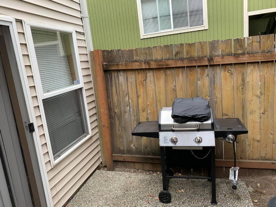 Cozy 2 Bedroom Townhouse In Northgate *