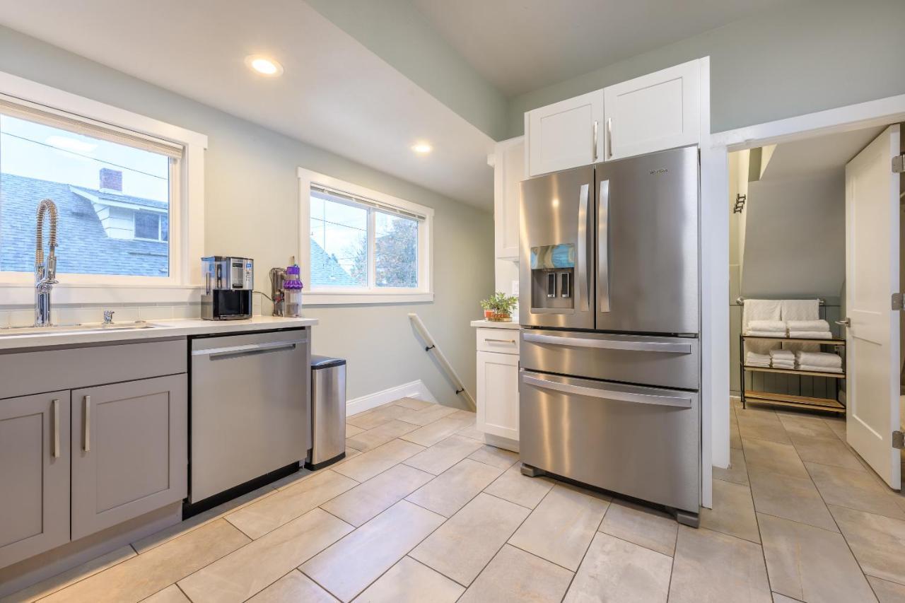 Upgraded With 5 Bedroom 4 Bath 4 Free Gated Parking Space, Family,ev,rv Friendly Seattle