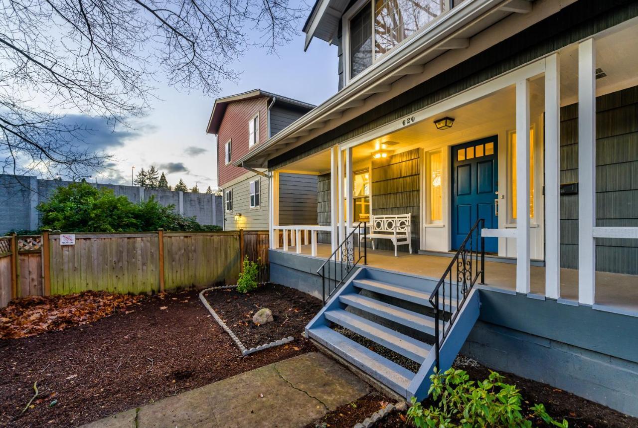 Holiday home Upgraded With 5 Bedroom 4 Bath 4 Free Gated Parking Space, Family,ev,rv Friendly Seattle
