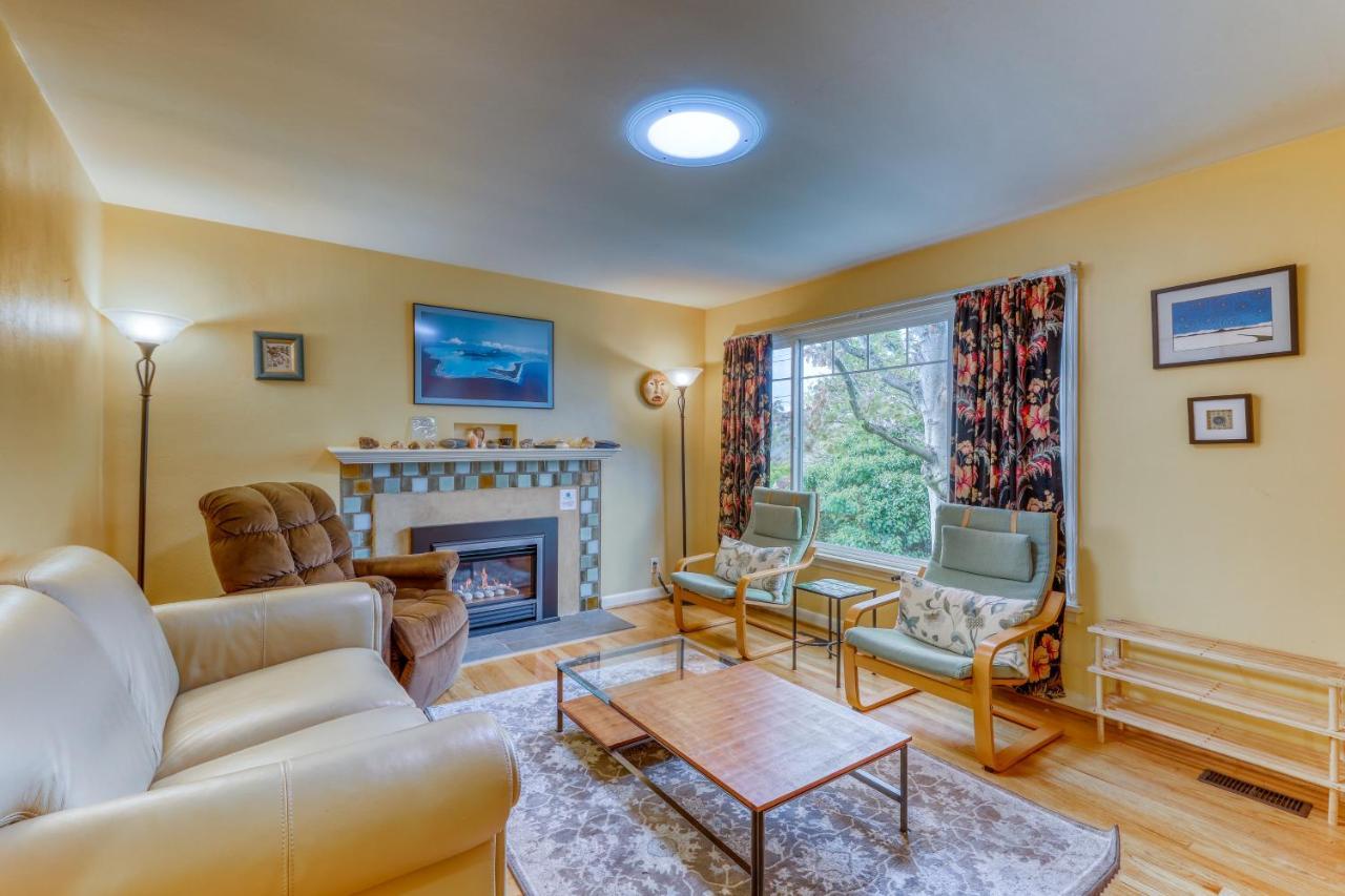 Husky Hideaway - 2 Bed 1 Bath Vacation In