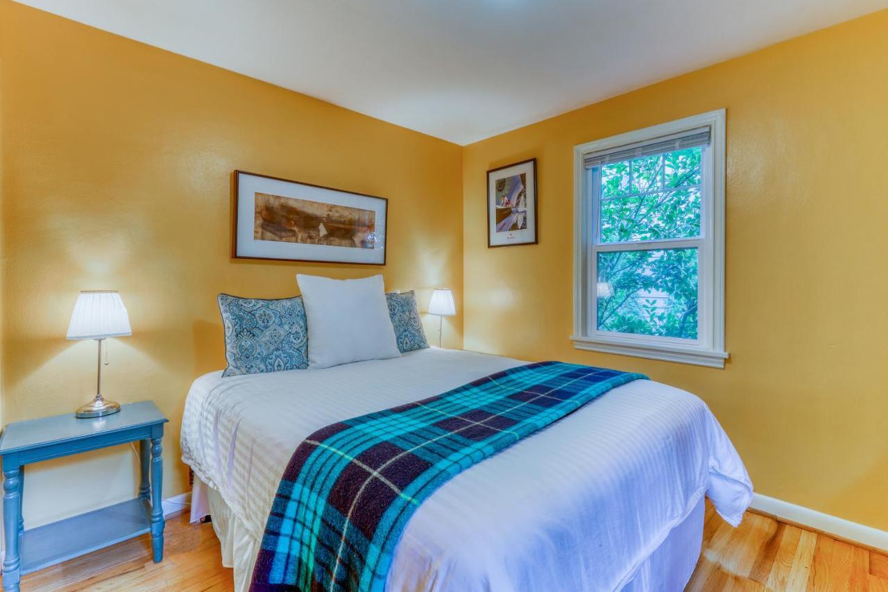 Husky Hideaway - 2 Bed 1 Bath Vacation In Holiday home Seattle