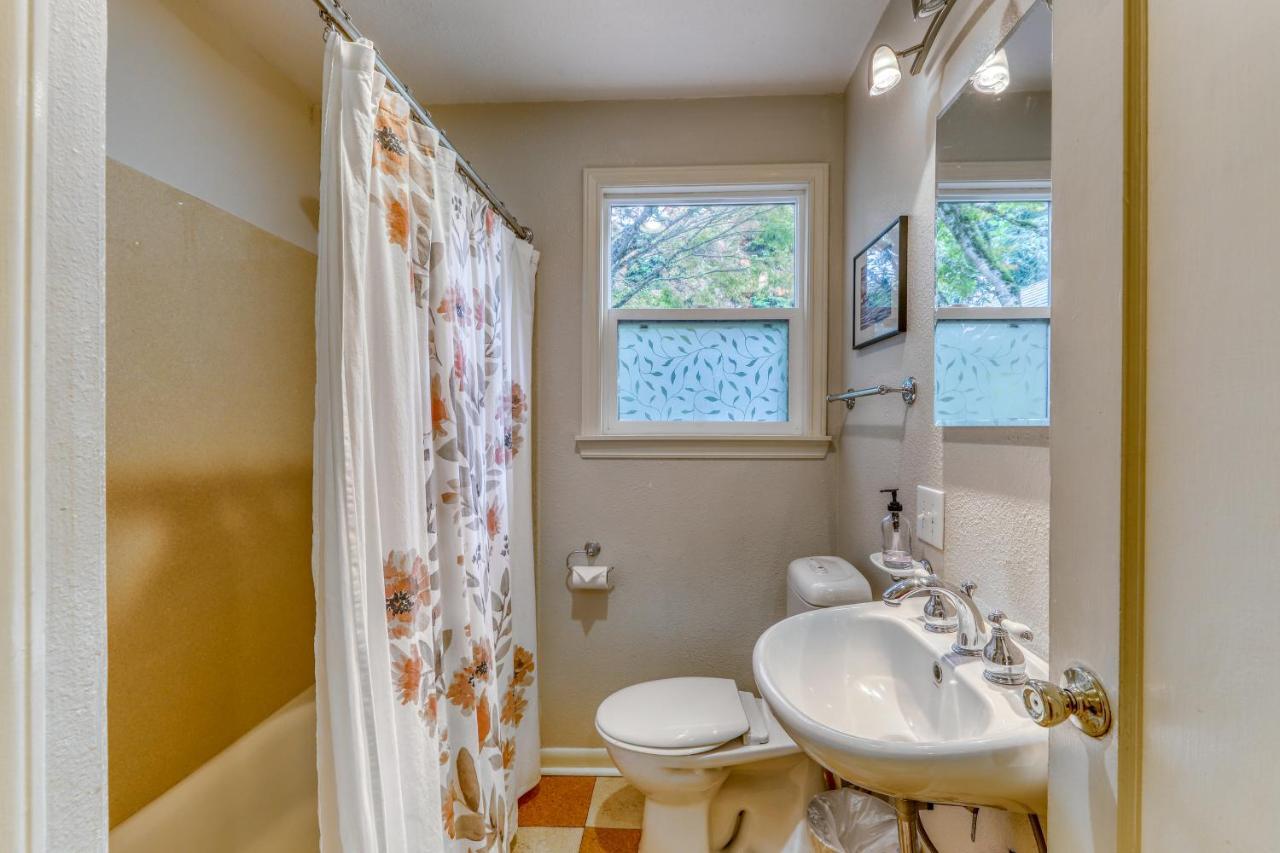 Husky Hideaway - 2 Bed 1 Bath Vacation In Seattle
