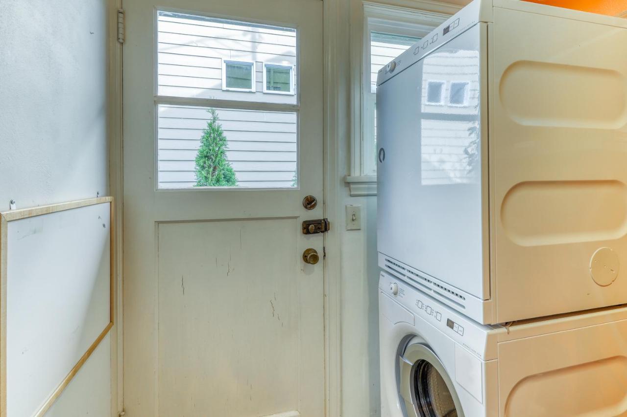 Husky Hideaway - 2 Bed 1 Bath Vacation In Holiday home Seattle