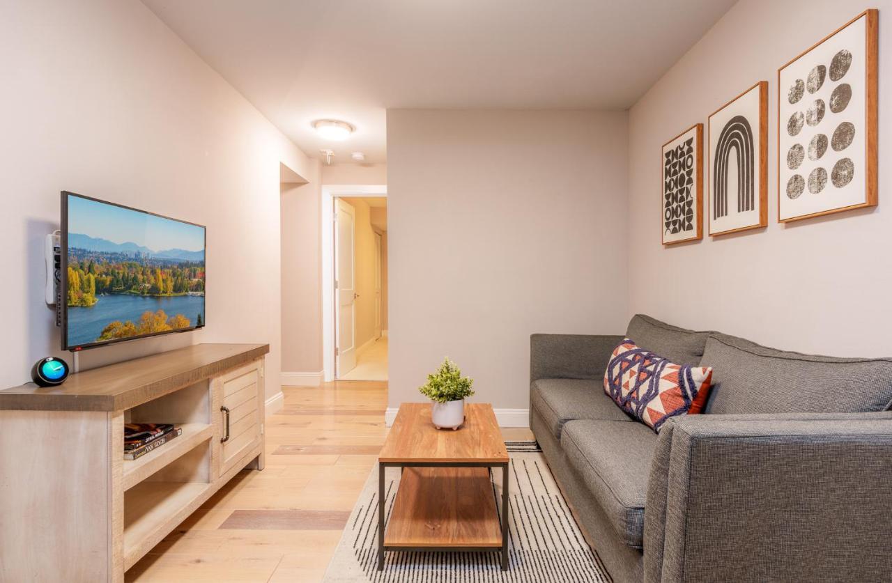 Holiday home Upgraded With 5 Bedroom 4 Bath 4 Free Gated Parking Space, Family,ev,rv Friendly *