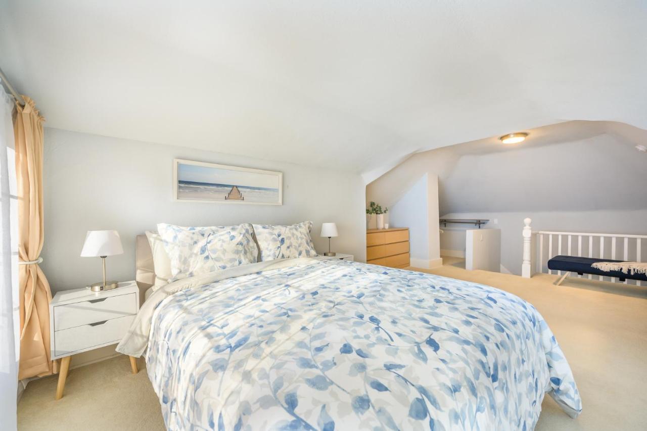 Upgraded With 5 Bedroom 4 Bath 4 Free Gated Parking Space, Family,ev,rv Friendly *