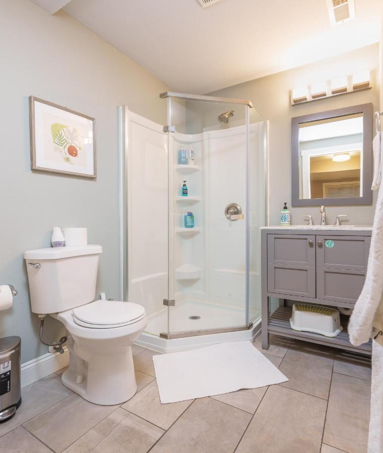 Holiday home Upgraded With 5 Bedroom 4 Bath 4 Free Gated Parking Space, Family,ev,rv Friendly *
