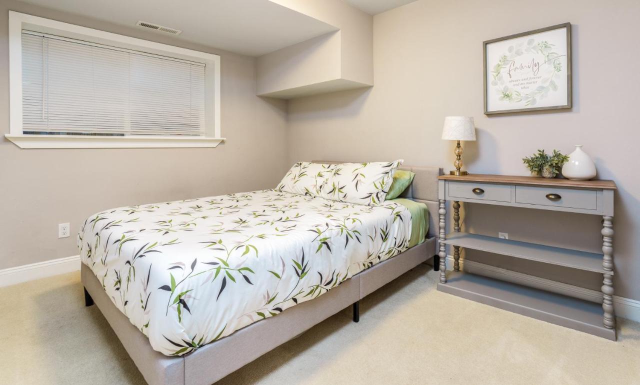 Holiday home Upgraded With 5 Bedroom 4 Bath 4 Free Gated Parking Space, Family,ev,rv Friendly *
