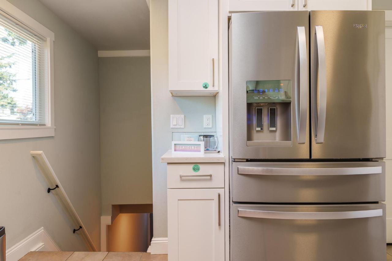 Holiday home Upgraded With 5 Bedroom 4 Bath 4 Free Gated Parking Space, Family,ev,rv Friendly