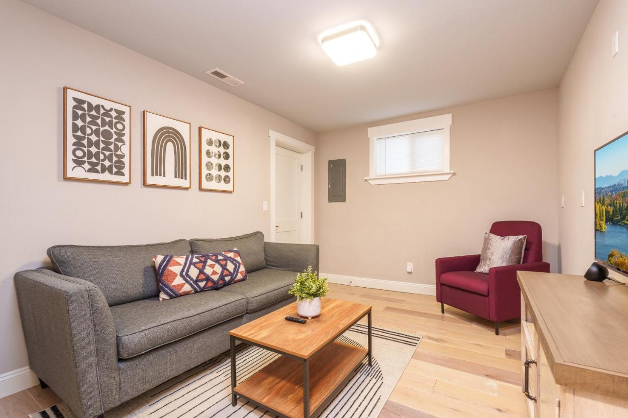 Holiday home Upgraded With 5 Bedroom 4 Bath 4 Free Gated Parking Space, Family,ev,rv Friendly Seattle