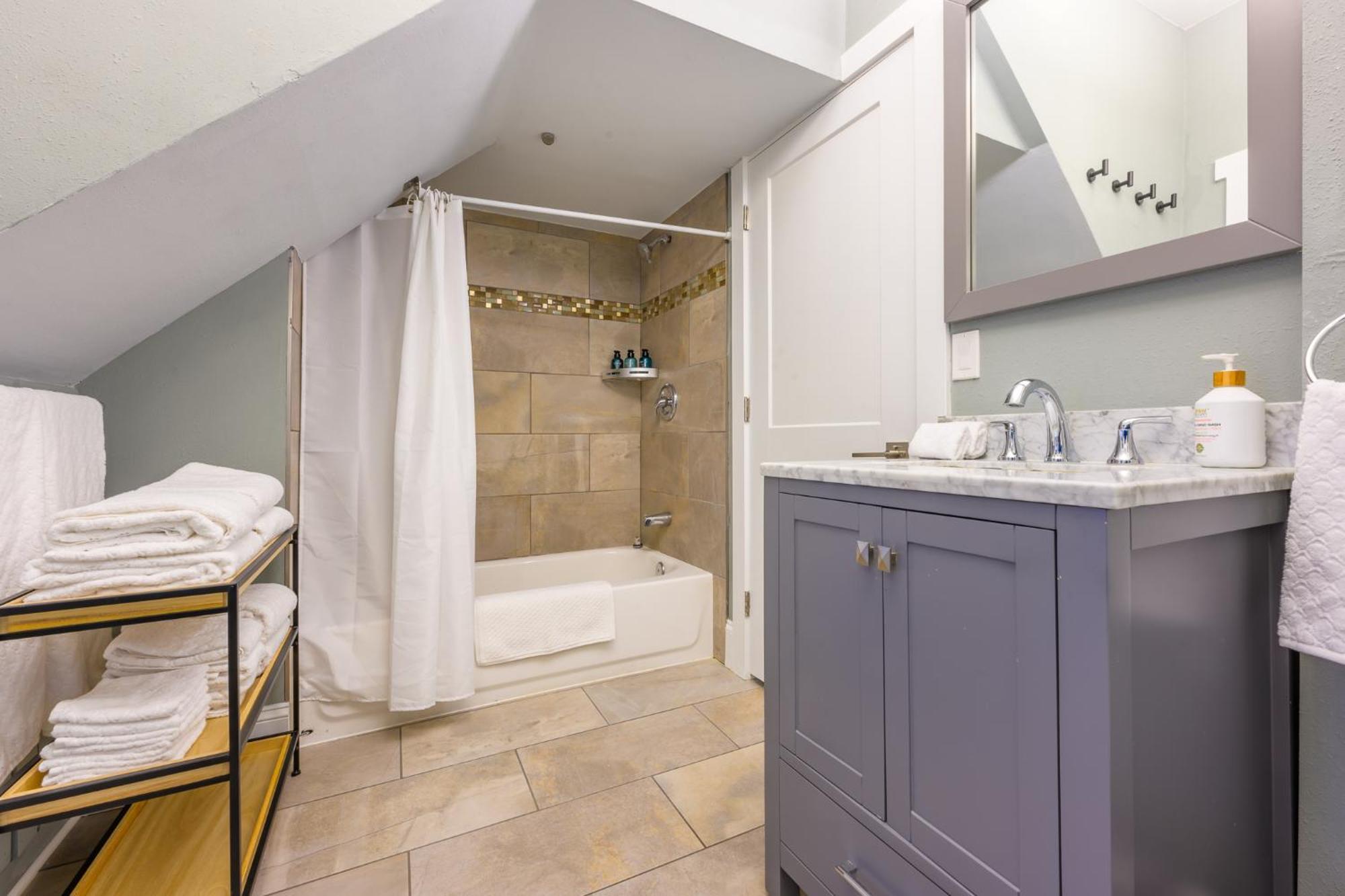 Upgraded With 5 Bedroom 4 Bath 4 Free Gated Parking Space, Family,ev,rv Friendly Holiday home