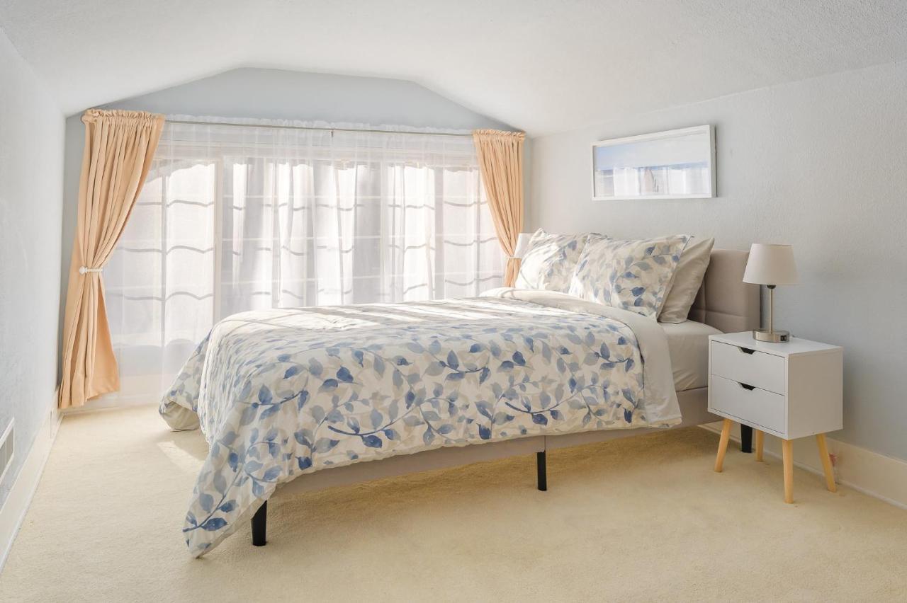 Upgraded With 5 Bedroom 4 Bath 4 Free Gated Parking Space, Family,ev,rv Friendly Holiday home