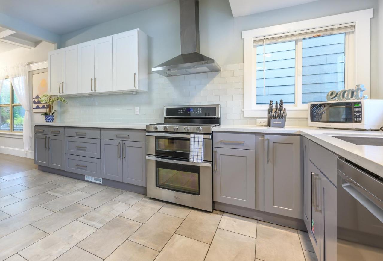 Holiday home Upgraded With 5 Bedroom 4 Bath 4 Free Gated Parking Space, Family,ev,rv Friendly Seattle