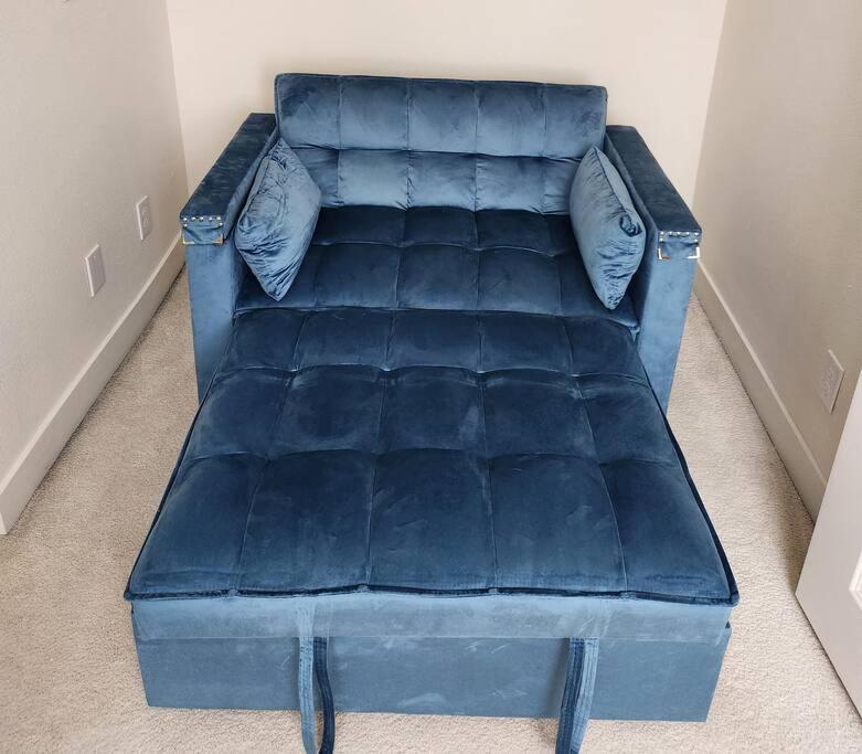 Cozy Contemporary 2br With Sofa Bed In The Office Apartment