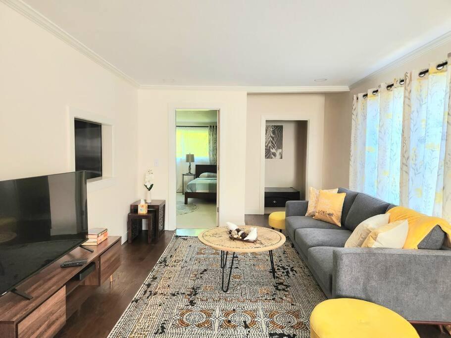 Cozy Contemporary 2br With Sofa Bed In The Office Apartment