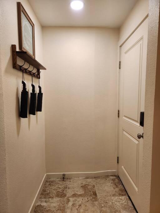 Cozy Contemporary 2br With Sofa Bed In The Office