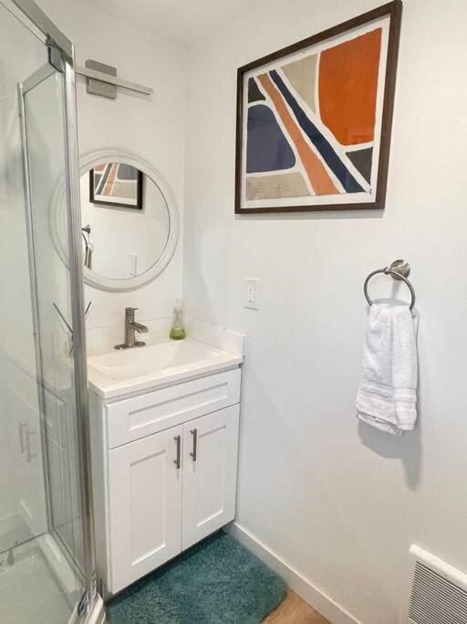New Private Tiny Near Greenlake/lightrail/i-5 *