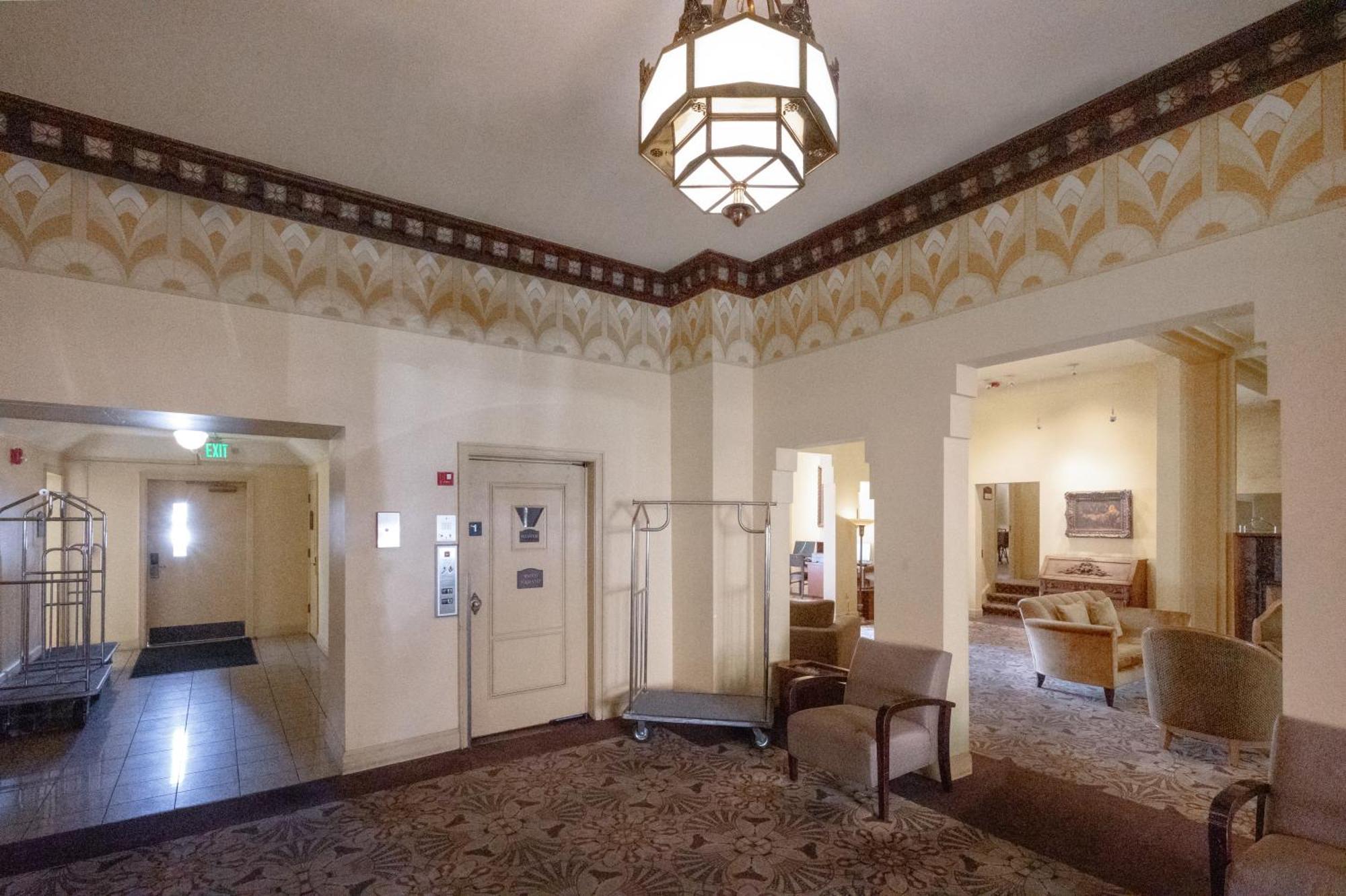 The Baroness Hotel 2*