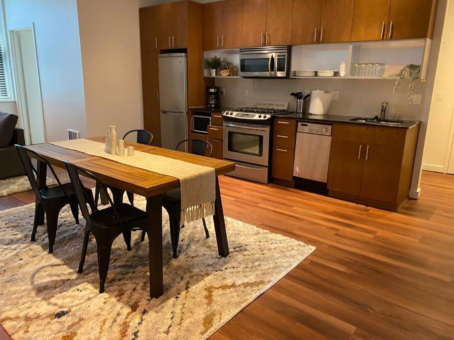 Apartment Spacious Waterfront Flat In Downtown *