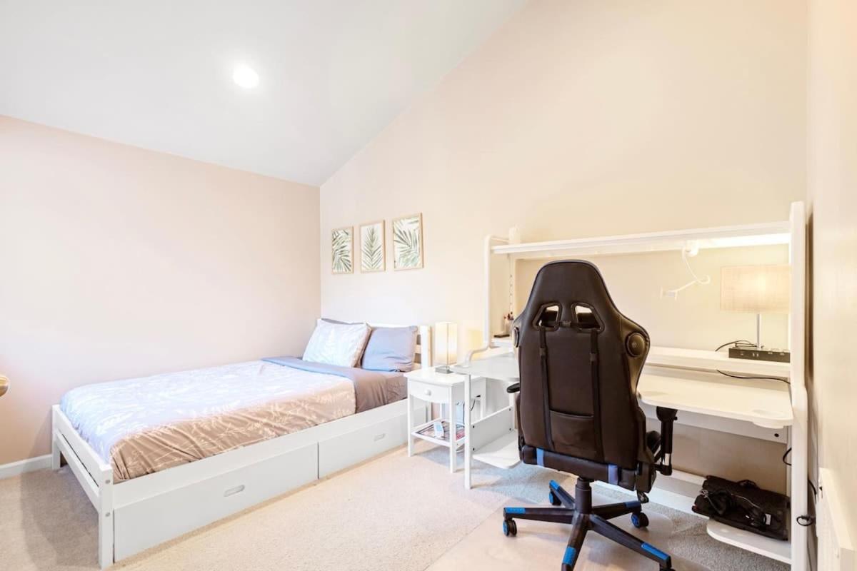 Prime Northgate Retreat Near Mall I-5 Light Rail Holiday home