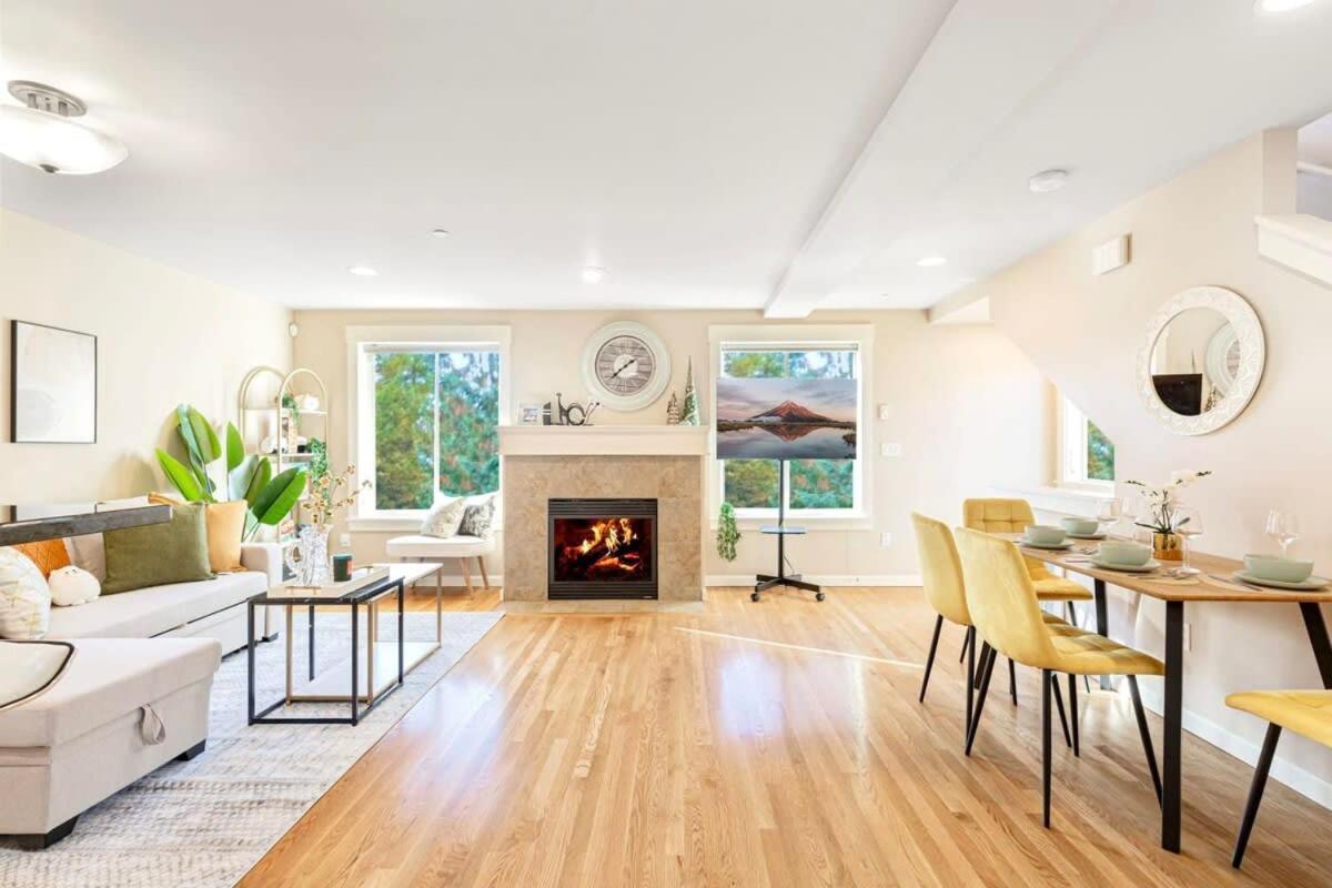 Holiday home Prime Northgate Retreat Near Mall I-5 Light Rail *