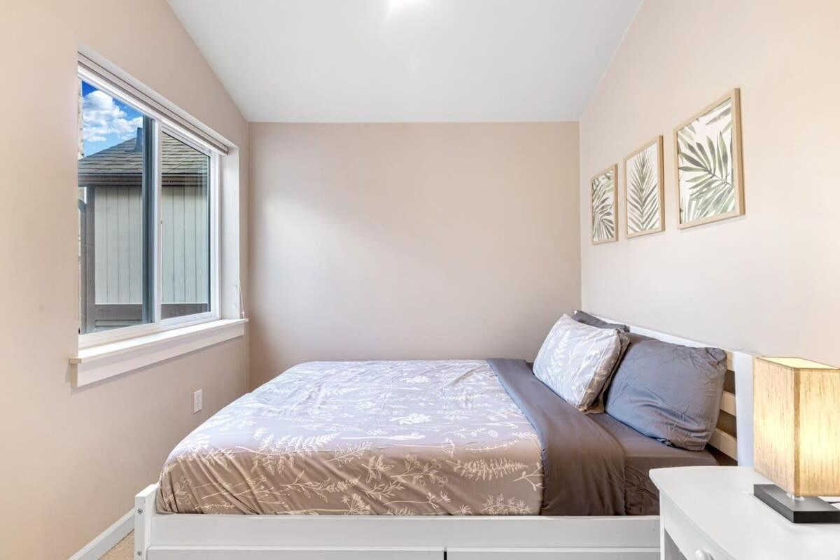 Holiday home Prime Northgate Retreat Near Mall I-5 Light Rail
