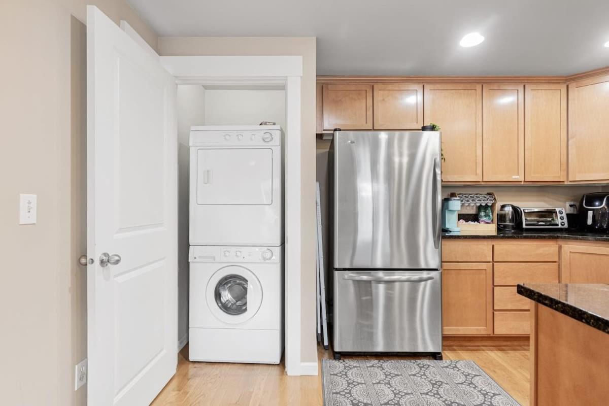 Holiday home Prime Northgate Retreat Near Mall I-5 Light Rail *