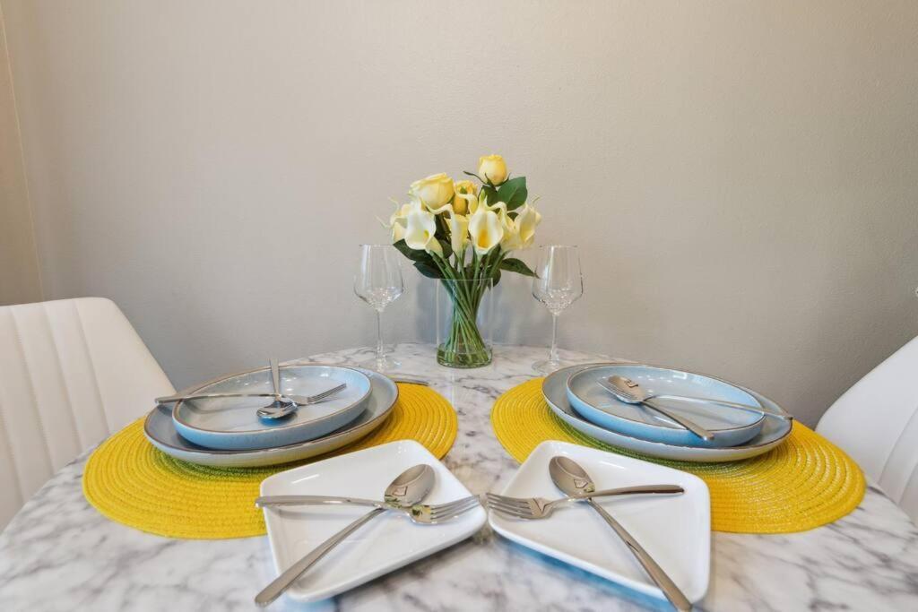 Vibrant 2bed - Stroll To Sea Space Needle Apartment Seattle