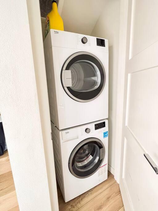 Modern 2 Bedroom Townhome Apartment *