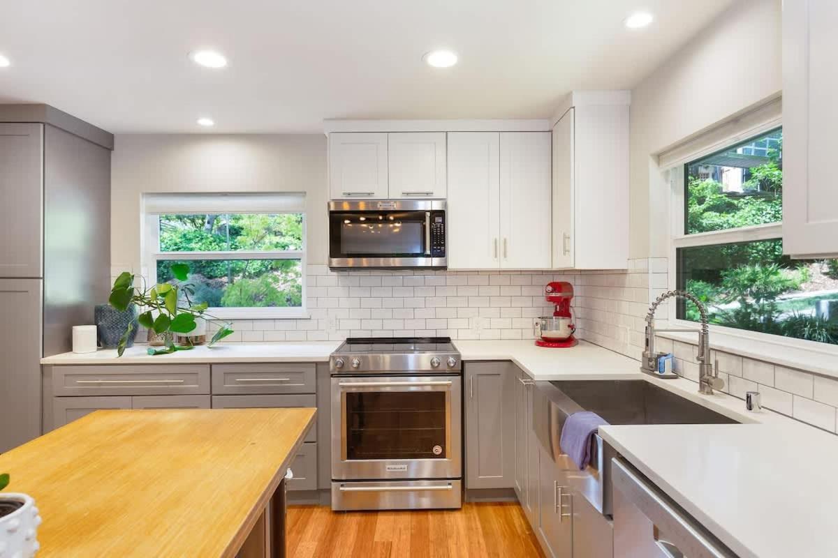 3bd Remodeled Near Holiday home Seattle