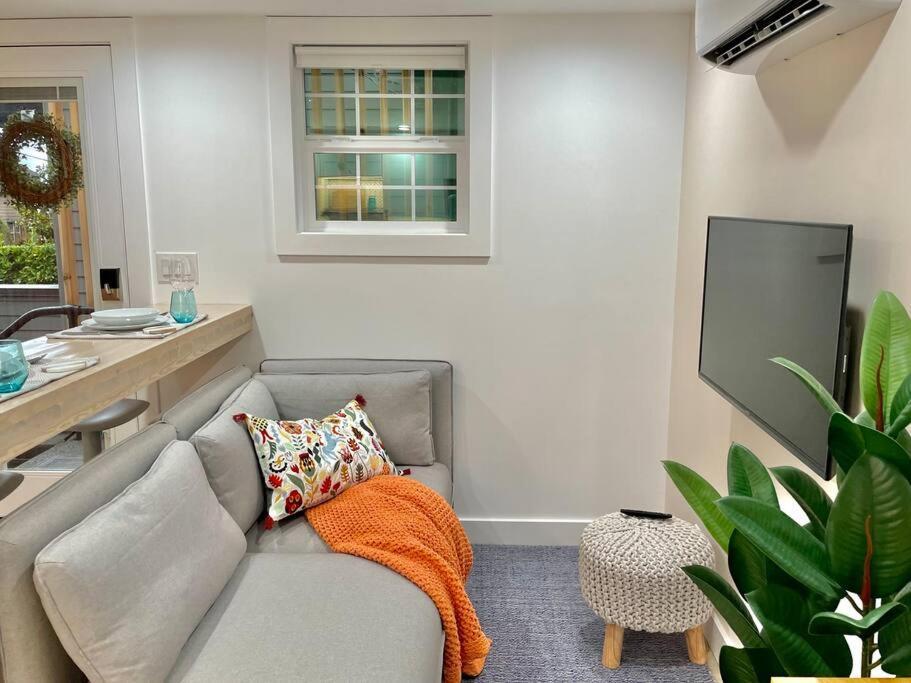 Stylish 265-sqft In North Capitol Hill *
