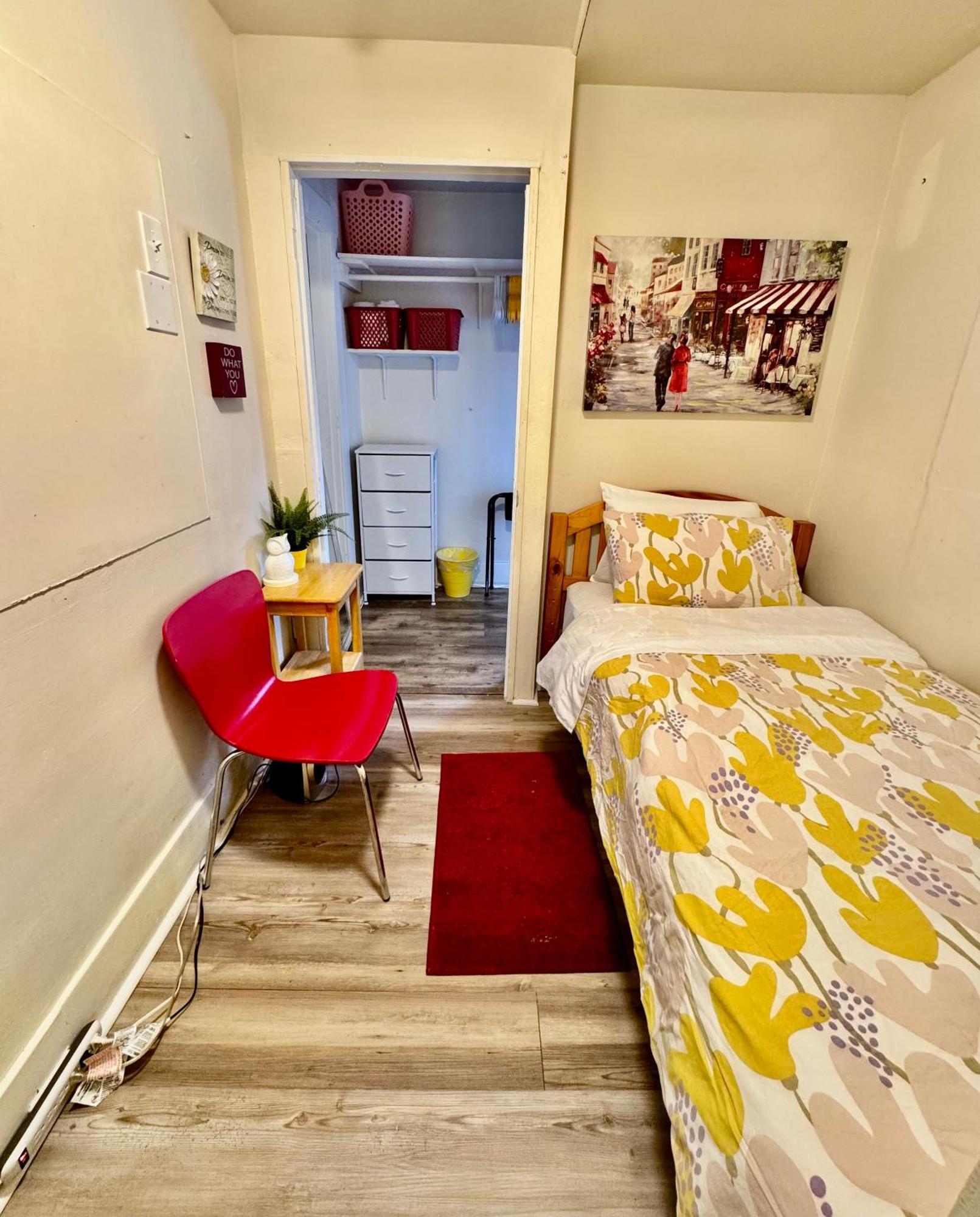 Tiny Private At The Upper Level Of A Big House With Shared Bathroom Homestay *
