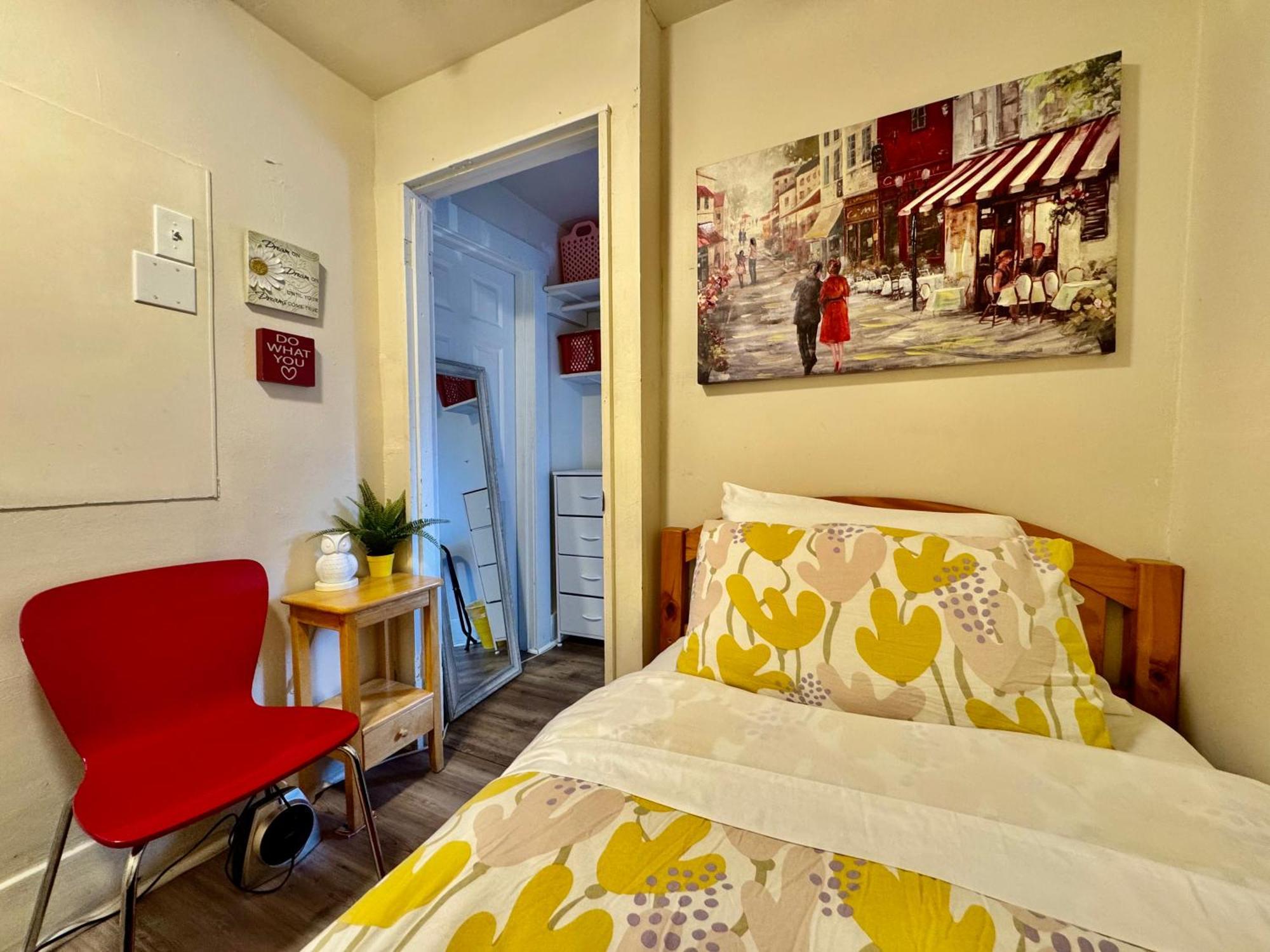 Tiny Private At The Upper Level Of A Big House With Shared Bathroom * Seattle