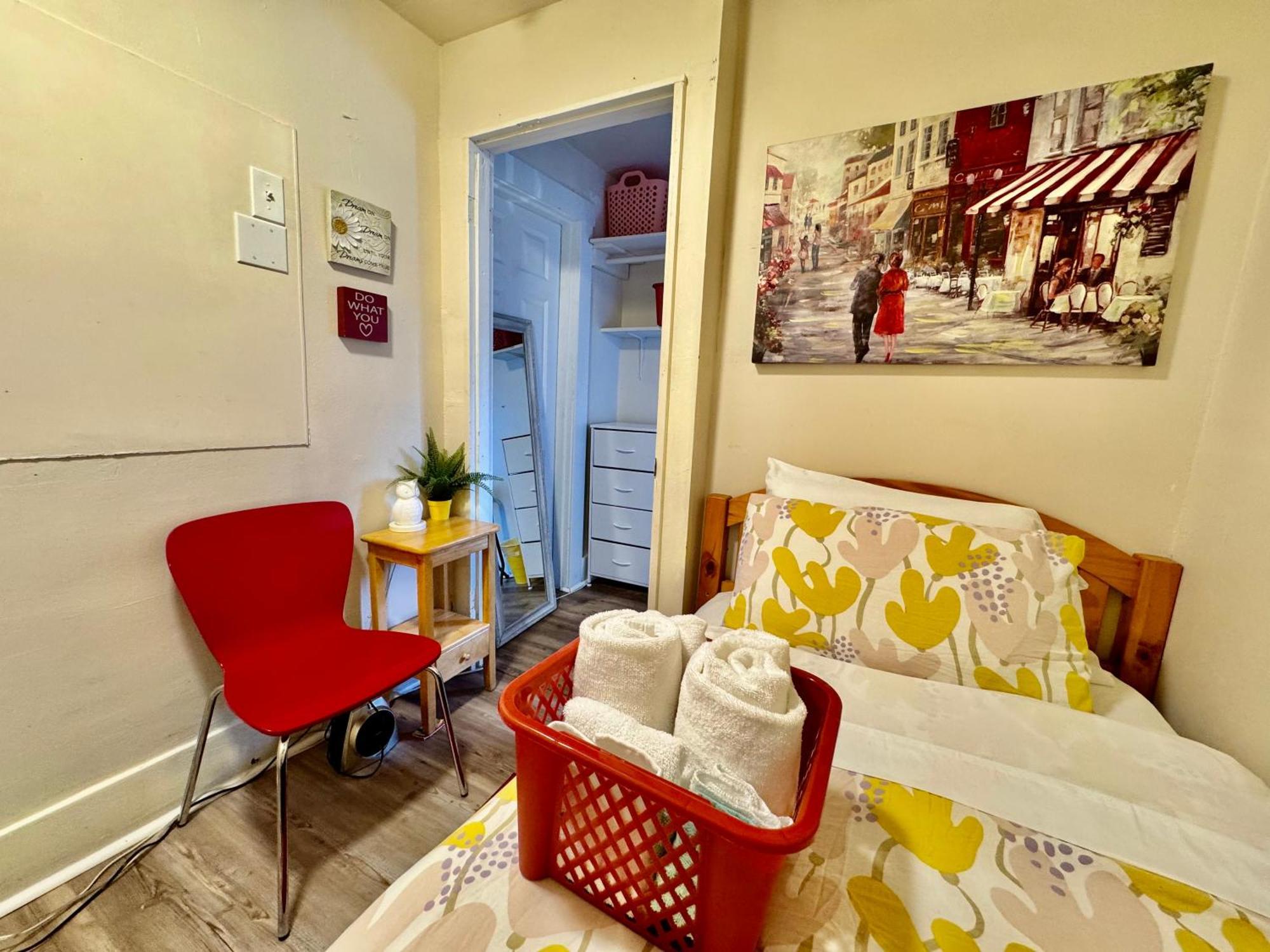 Tiny Private At The Upper Level Of A Big House With Shared Bathroom Homestay